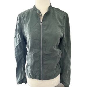 Dark sage green Gap bomber jacket. Front pockets w zipper. Wrinkle washed fabric